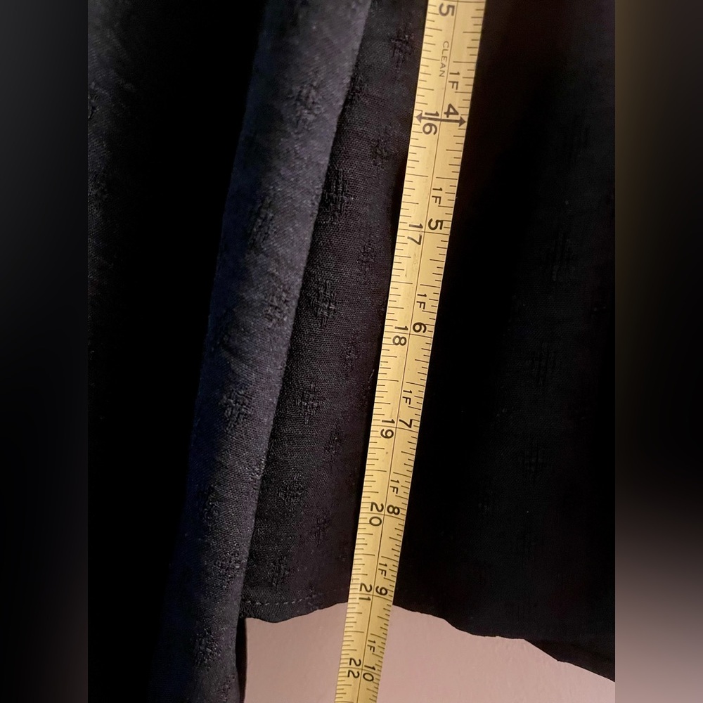 Arula Textured Black Babydoll Top
SIZE 1X = 14/16 **NEW WITH TAGS!** - Picture 7 of 12